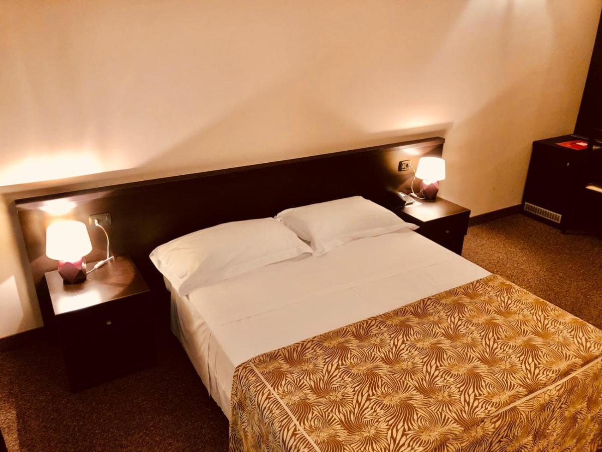 Hotel Malpensa Inn Aereoporto Tornavento  ภายนอก รูปภาพ