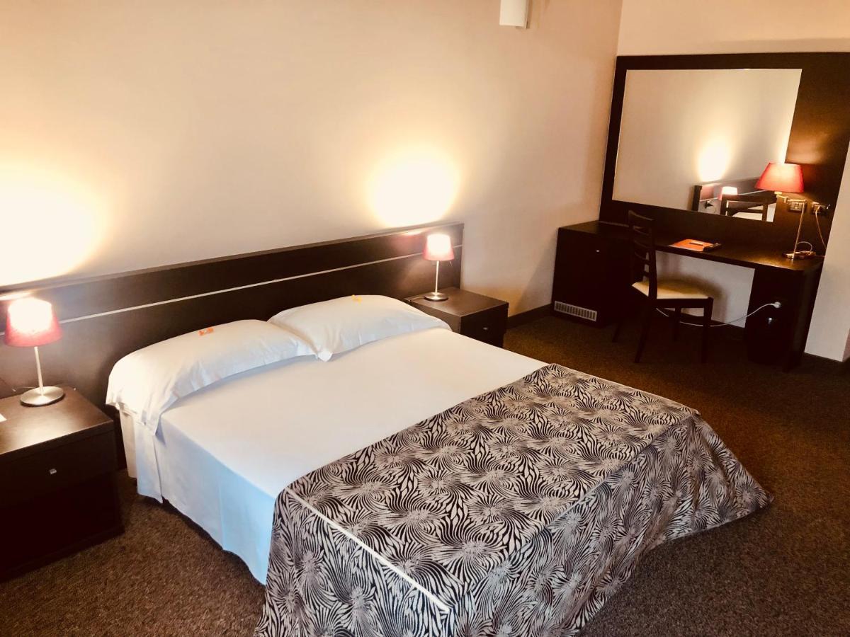 Hotel Malpensa Inn Aereoporto Tornavento  ภายนอก รูปภาพ