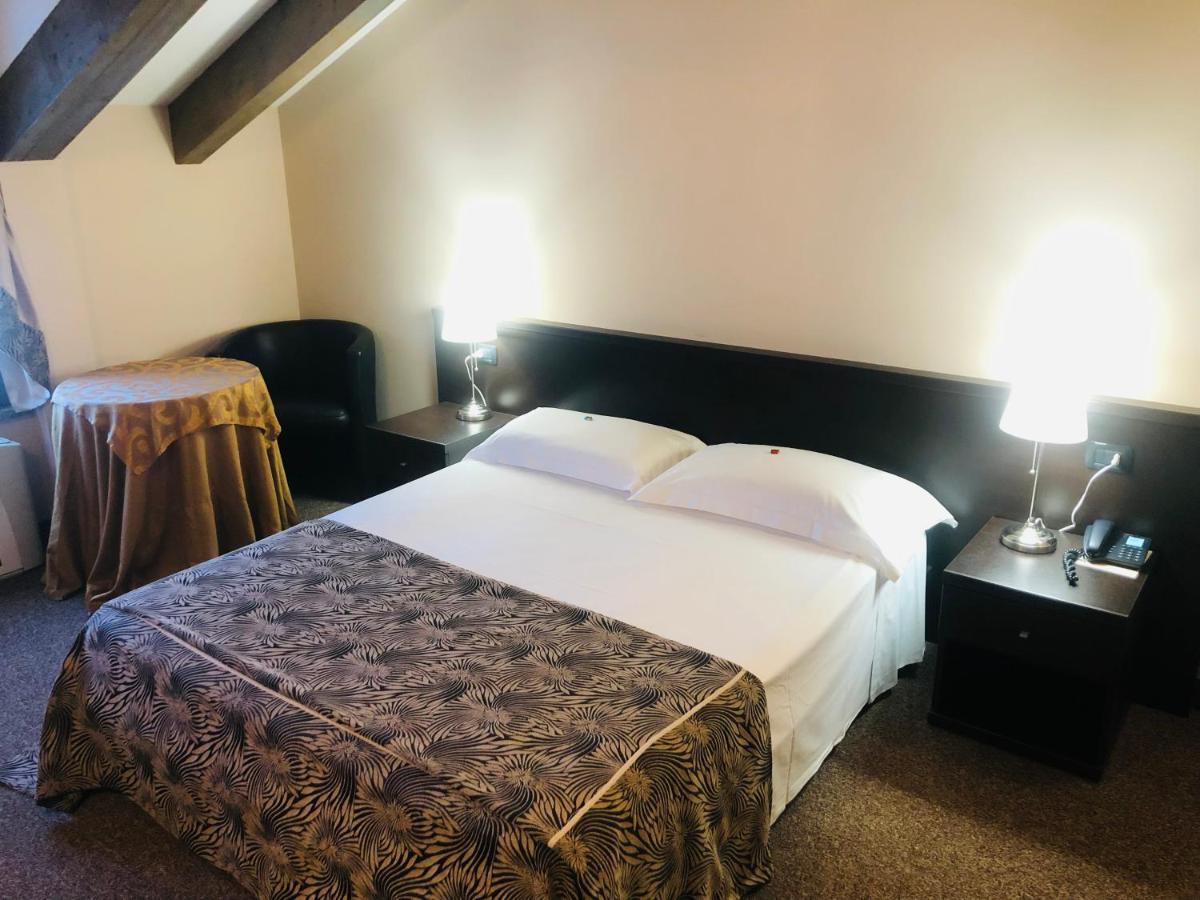 Hotel Malpensa Inn Aereoporto Tornavento  ภายนอก รูปภาพ